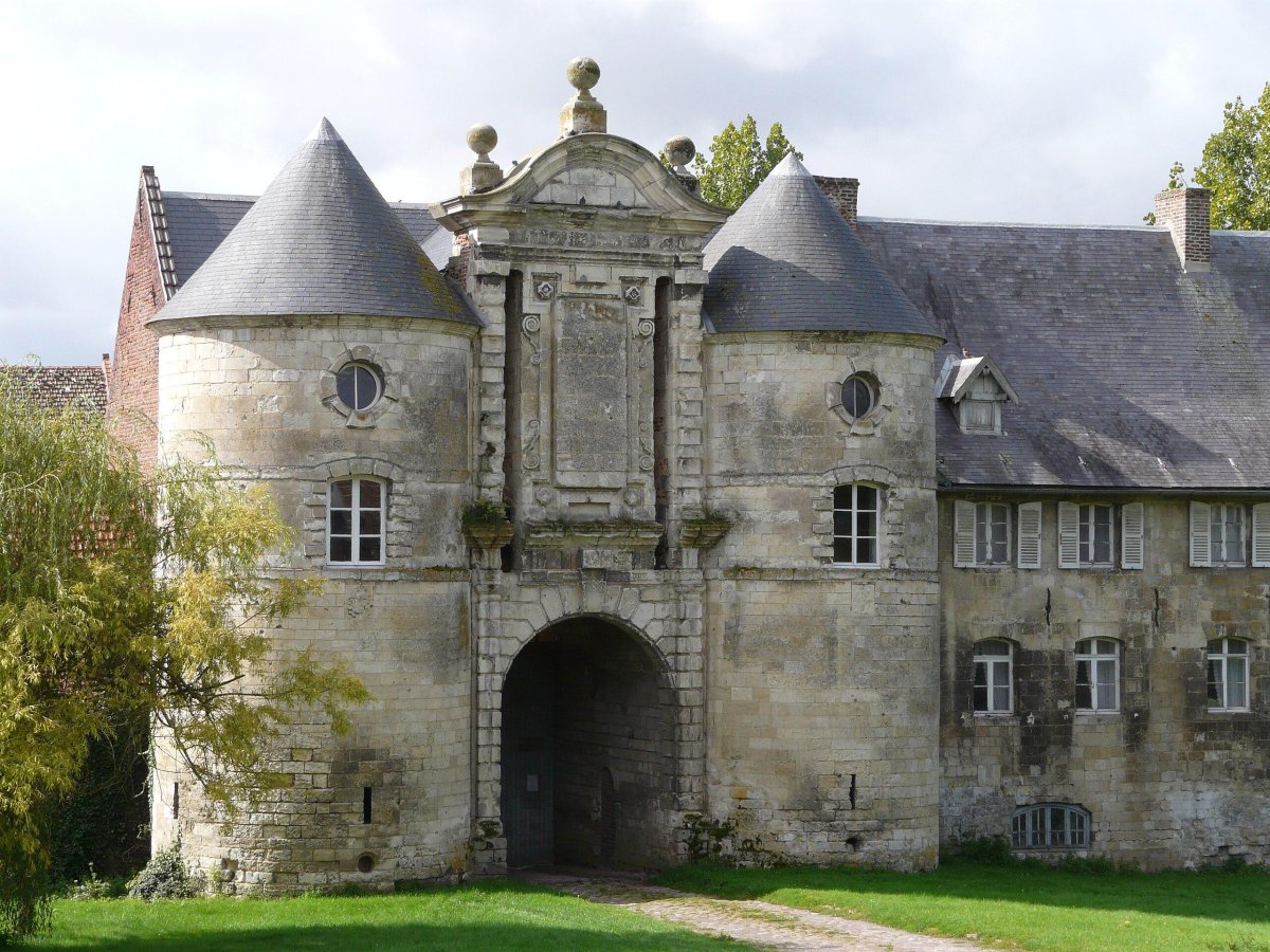 Le Château d'Esnes et le fantôme du chevalier amoureux