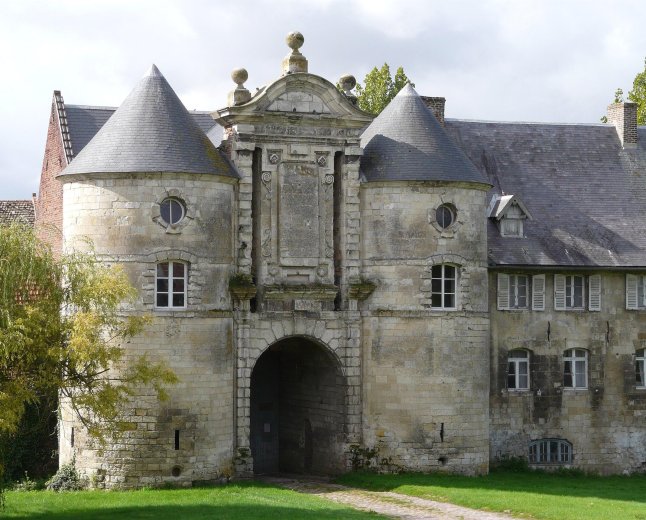 Le Château d'Esnes et le fantôme du chevalier amoureux